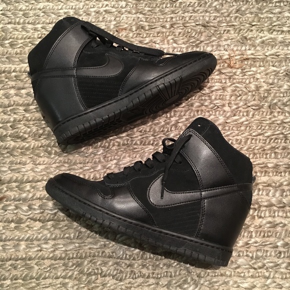 le scarpe nike schiacciare sky hi nero cuneo sz 9 poshmark le scarpe nike schiacciare sky hi nero cuneo sz 9 poshmark